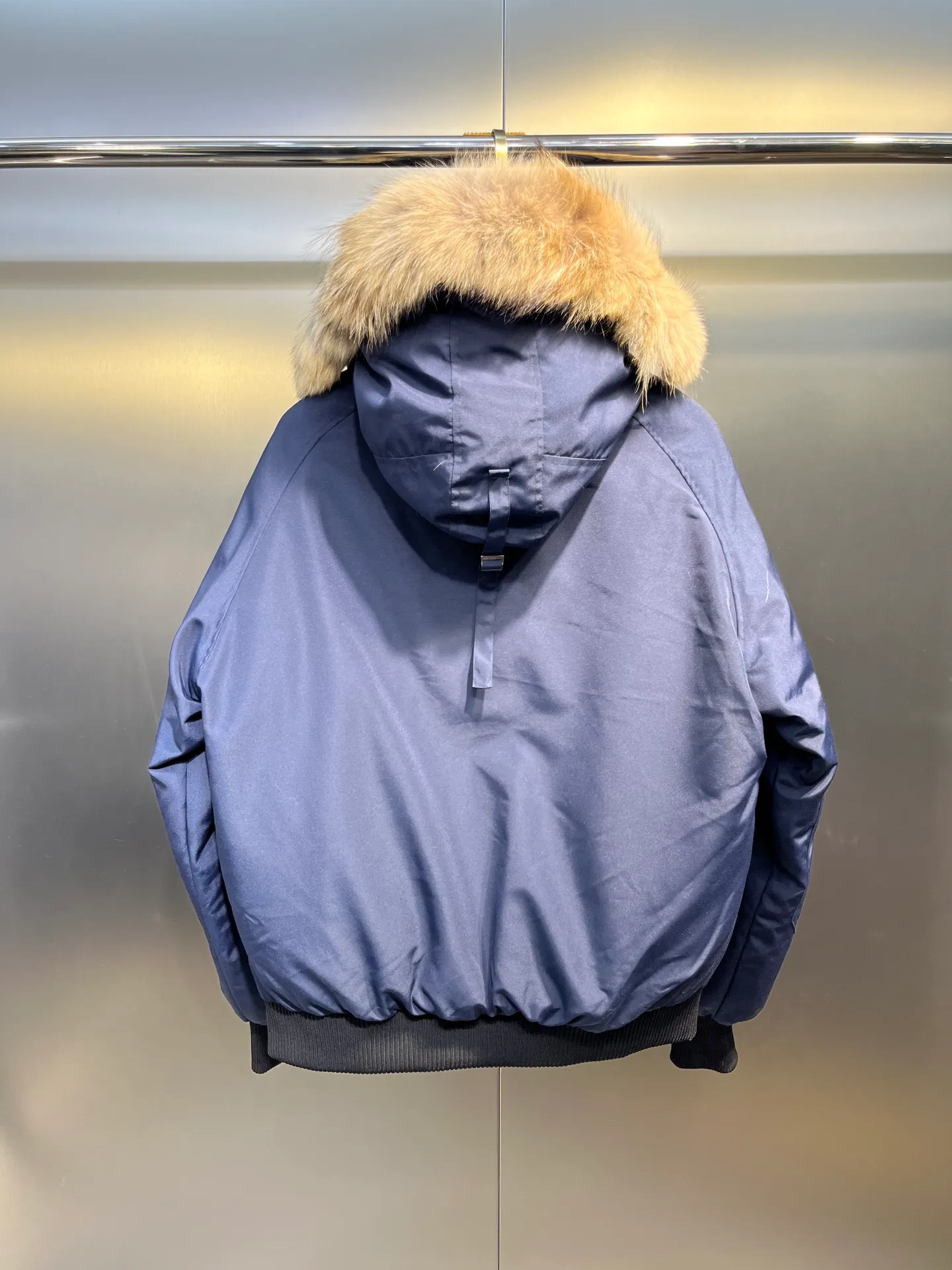 P720 high-end version (new version of Big Goose 01) Canada Goose Canada Goose #Chilliwack 7999M bomber jacket short down jacket/01 model #Men and Women Same Style# ➖ Genuine synchronous anti-counterfeiting chip sensor! ➖ Imported 21S polyester-cotton blended original fabric [last year’s 16S/18S hard fabrics have been completely eliminated, this year all use 21S genuine synchronous fabrics, the soft mid-strap feels delicate and textured], genuine synchronous Feather-Light 10D waterproof coating fabric, made of 84.5 polyester fiber and 15.5 cotton, 100% the best feel in the entire network! ➖ The genuine official website is synchronized with the national standard 80 white duck down, you can check the official website customer service, there will never be a series of misleading claims such as 90 down or goose down! ➖ Using the best nylon lining with double double-layer sealing design, velvet-proof No. 7 needle + grid-filled down ready-made garments, there is 100% no so-called velvet running! ➖ The cuffs are designed with thickened seamless threads, and the collar and pockets are lined with top-quality polar fleece to keep you warm and comfortable! ➖ Yoshida YKK provides original custom-made electroplated sliders. YKK two-way lockable zippers are tight and smooth and will not peel off paint! ➖ 3M composite guarantees that the Velcro is the same as the original, durable, and all accessories and hardware are custom-made! ➖ Imported BEHRINGER embroidery machine to customize the 10,000-needle embroidery logo, 98% of which can be reproduced to restore the original logo. You can check and compare on the official website! ➖ The fur collars are all made of large pieces of Western Canadian blue wolf hide, ensuring that each fur collar is 13-15cm wide!   Size:XS-XXL